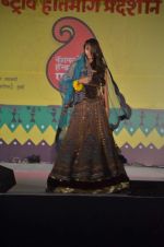 at Handloom fashion show by NIFD in Bandra, Mumbai on 27th Feb 2012 (10).JPG
